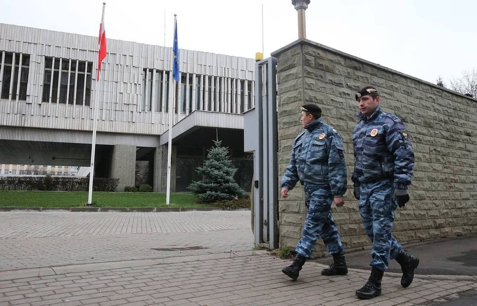 Посольство польши. Посольство Польши в Москве. Посольство России в Польше. Посольства Польше в России Москва. Посольство Польши в Москве фото.