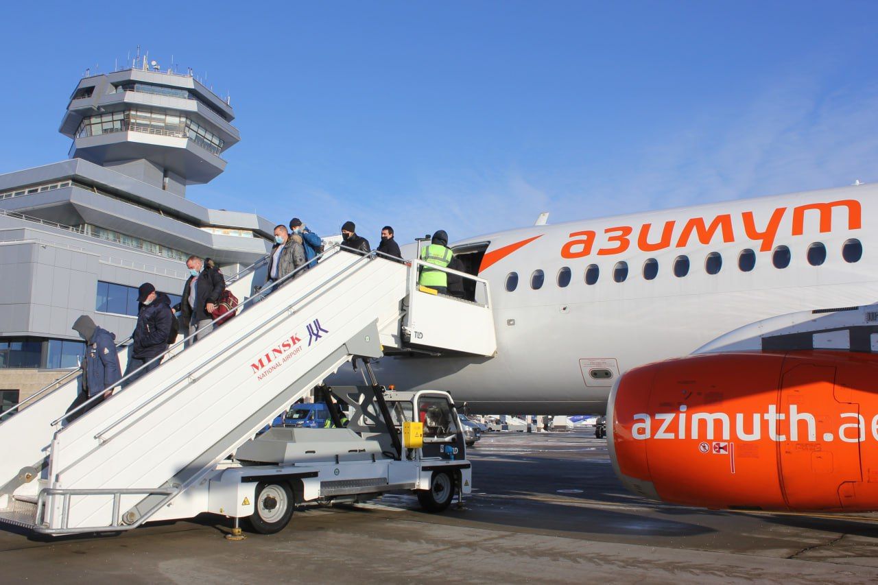 Летевший в Петербург самолет успешно сел в аэропорту Минвод после разгерметизации кабины