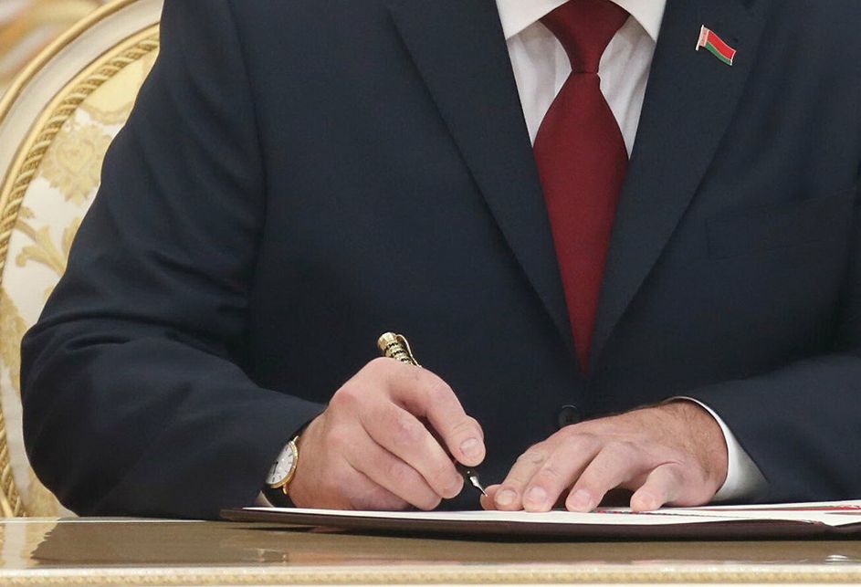Лукашенко подписал указ о переводе. Лукашенко подписывает указ. Лукашенко подписал закон. Лукашенко подписывает указ фото. Лукашенко подписывает документ.